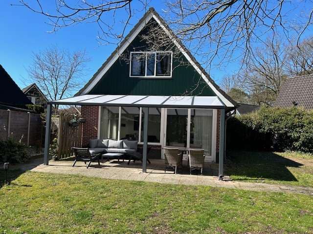 Vakantiehuis Villa 't Hulzen 55 in Winterswijk met glazen veranda en tuin in de Achterhoek