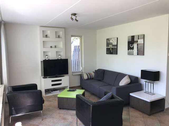 Zithoek in de woonkamer van Villa 't Hulzen 61